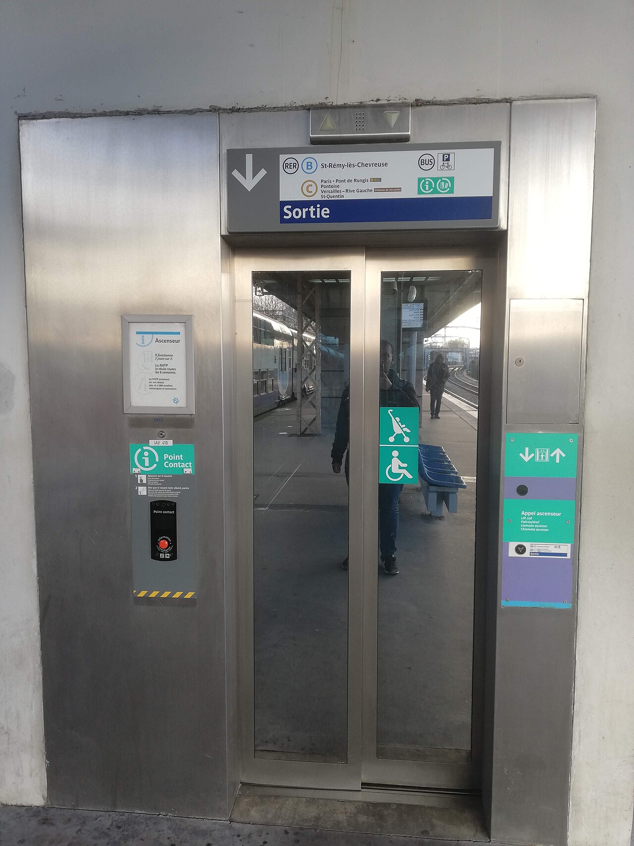 Older photo of Massy-Verrières RER station for geographical context, not the new Pompidou Massy building and NOT the operator's suggested Les Baconnets station